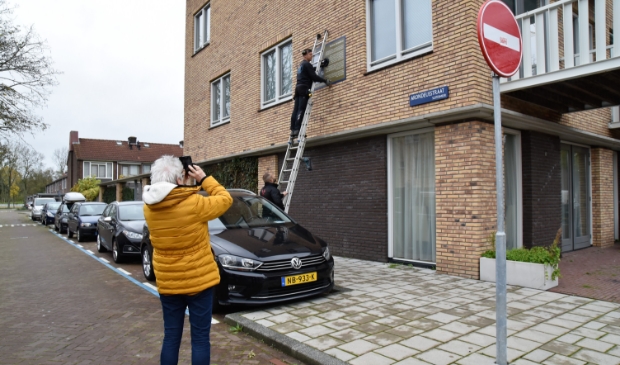 <p>Plaatsing van het portret van Willem Arondeus. </p>