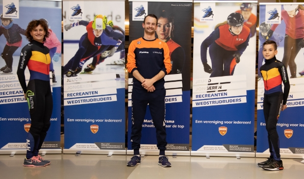 <p>Presentatie van het nieuwe clubpak met in het midden Itzhak de Laat, uitgeroepen tot shorttracker van het jaar .</p>