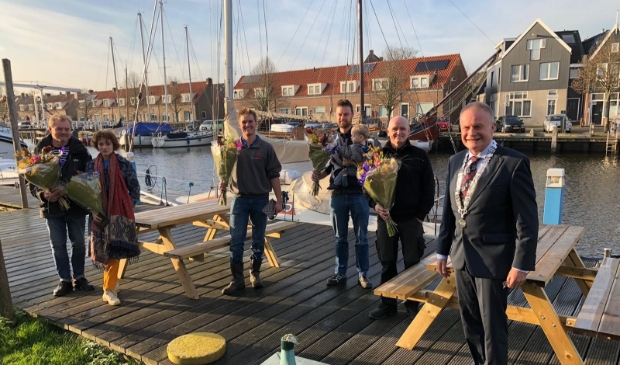 <p>Van links naar rechts: Arnold Schmeik, Lila Schmeinck, Daan Winkel, Pieter Schouten, Jan Dijkman en burgemeester Sicko Heldoorn.</p>