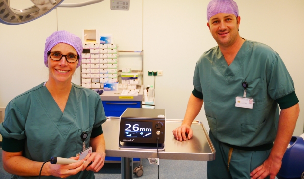 <p>Borstkanker chirurgen Gisela Moormann en Niels Harlaar.</p>