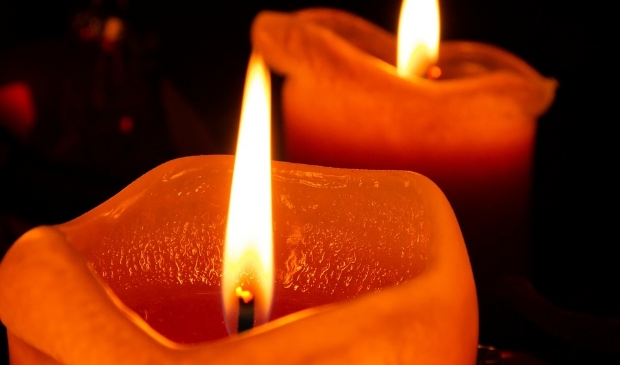 <p>Laat van 25 november tot en met 10 december een oranje kaars voor je raam branden. </p>