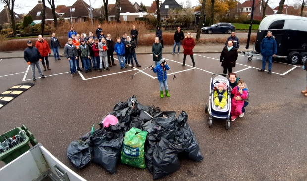 <p>Zo'n 40 mensen hielpen mee met een grote schoonmaakactie in Anna Paulowna. </p>