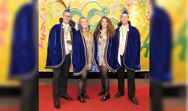 <p>Prins Skik, adjudant Bloid en de hofdames Marije en Esmee gaan vrolijk nog een jaar door. </p>