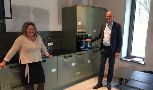 <p>Jessica Zwart ontving uit handen van Jan Klaver, van de Rabobank, symbolisch het bedrag van 30.000 euro voor de inrichting van de kamers.</p><p><br></p>
