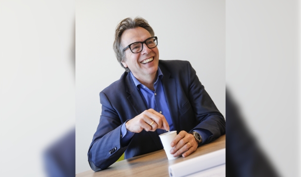 <p>Dirk te Grotenhuis wethouder Drechterland draagt stokje over.</p>