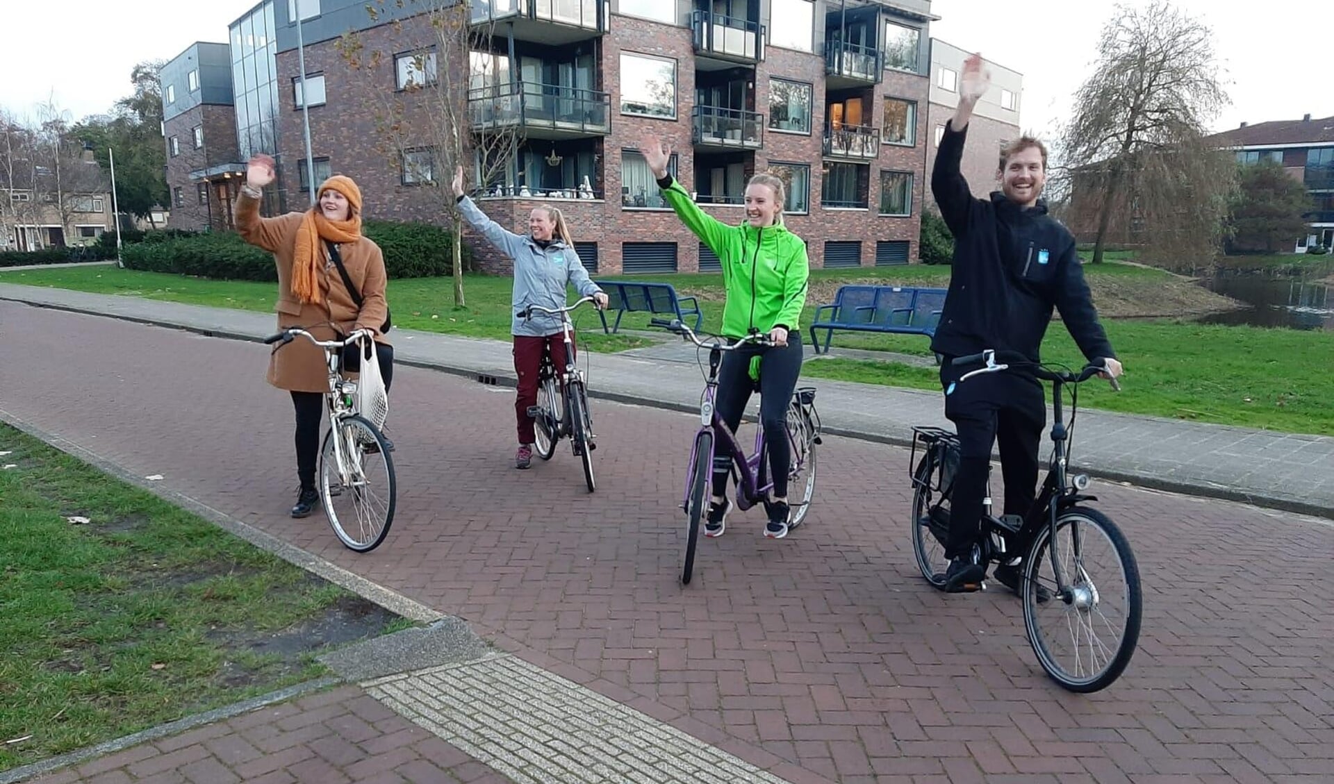 Buurtsportcoaches Bart en Winnie samen met welzijnsmedewerkers Nina en Ester fietsen als eersten de route door Heiloo en Castricum.