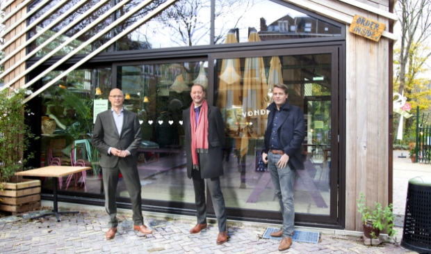 <p>V.l.n.r.: Rob Pronk (Rabobank), Peter Mikkers en Niek Schaap (Bouwbedrijf De Nijs)</p>