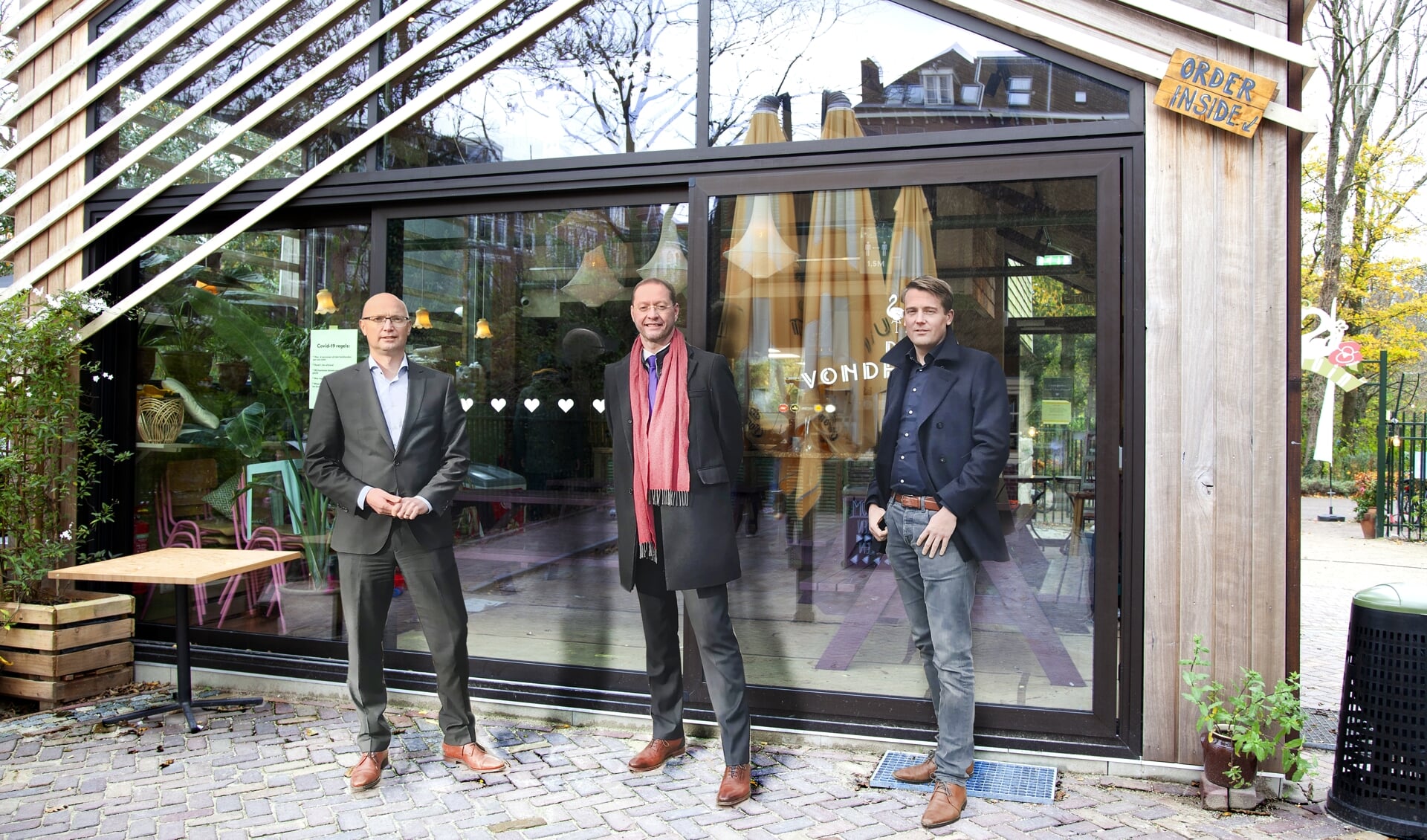 V.l.n.r.: Rob Pronk (Rabobank), Peter Mikkers en Niek Schaap (Bouwbedrijf De Nijs)