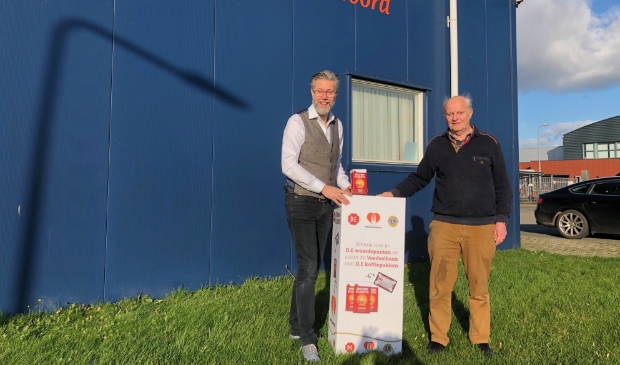 <p pstyle="PLAT">Antoine Huiberts van Lionsclub Anna Paulowna (l) en voedselbank-penningmeester Nico Vlaming zijn enthousiast over de koffie-actie.</p>