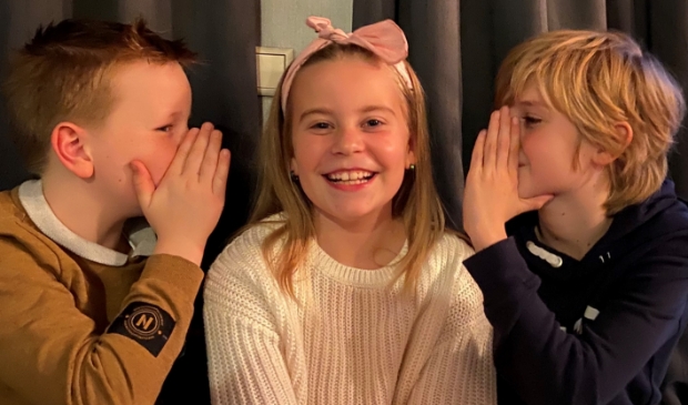 <p>Vlnr. Shayne, Bridget en Merlijn hebben de grootste lol tijdens de voorbereidingen van 'Peter Pan de Musical'.</p>