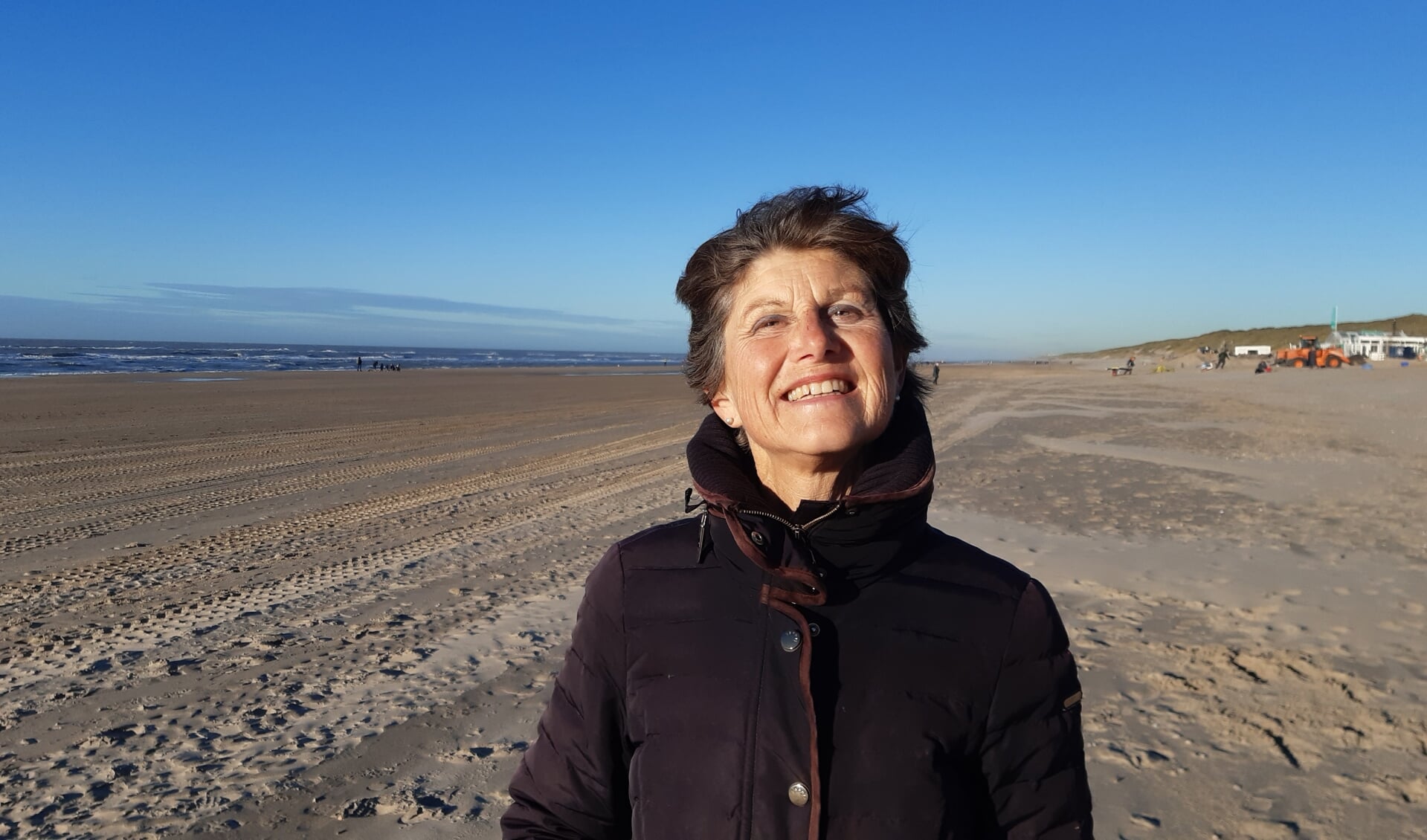 Caroline Wulp op het strand van Castricum aan Zee. 