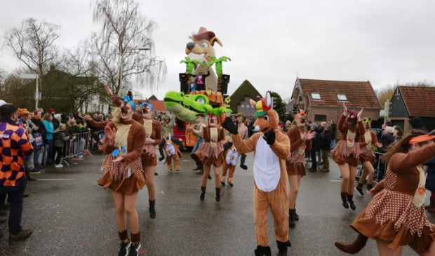 <p>Vorig jaar genoten duizenden mensen van de grote optocht in Zwaag.</p>