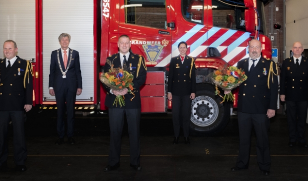 <p>V.l.n.r. Pascal Sprenkeling, burgemeester Mans, Ronald Sprenkeling, teamcommandant Elleke van Lingen, Hans Huisman en ploegchef Jacques van Beek.</p>