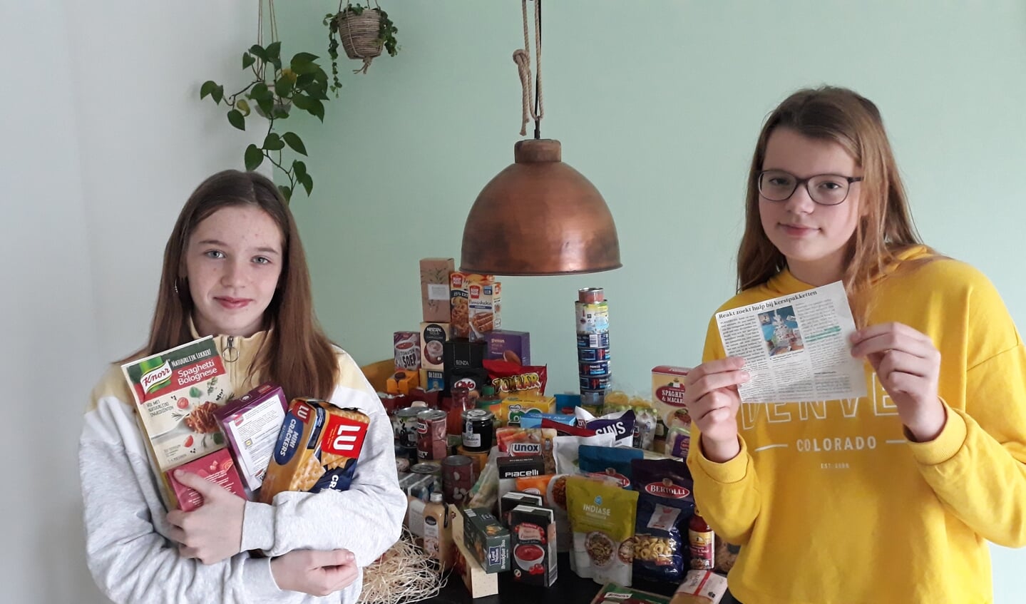 Maura (l) en Aila met een deel van hun ingezamelde spullen