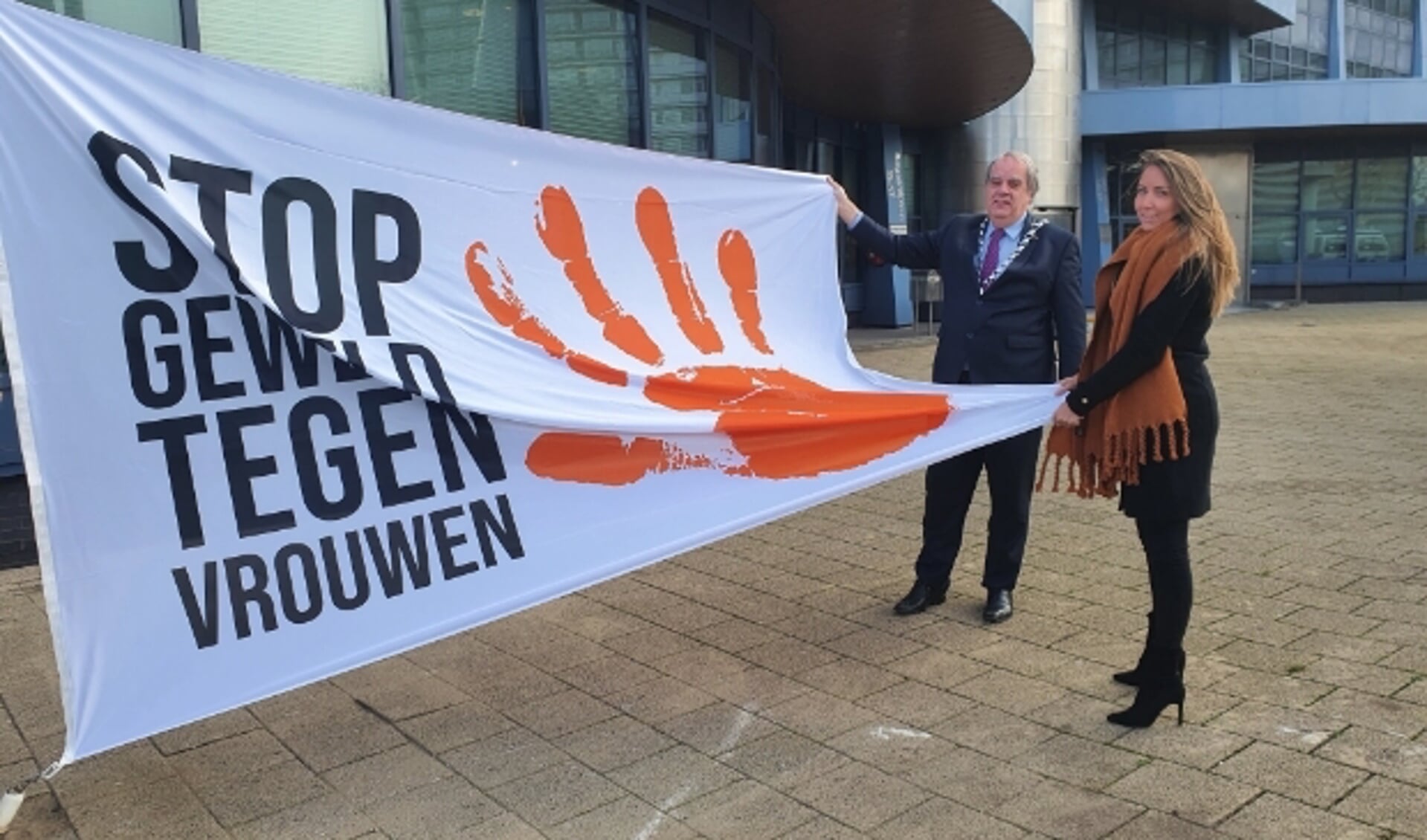 Waarnemend burgemeester Bas Verkerk en wethouder Larissa Bentvelzen hesen op woensdag 25 november de oranje vlag op het Bogaardplein.  