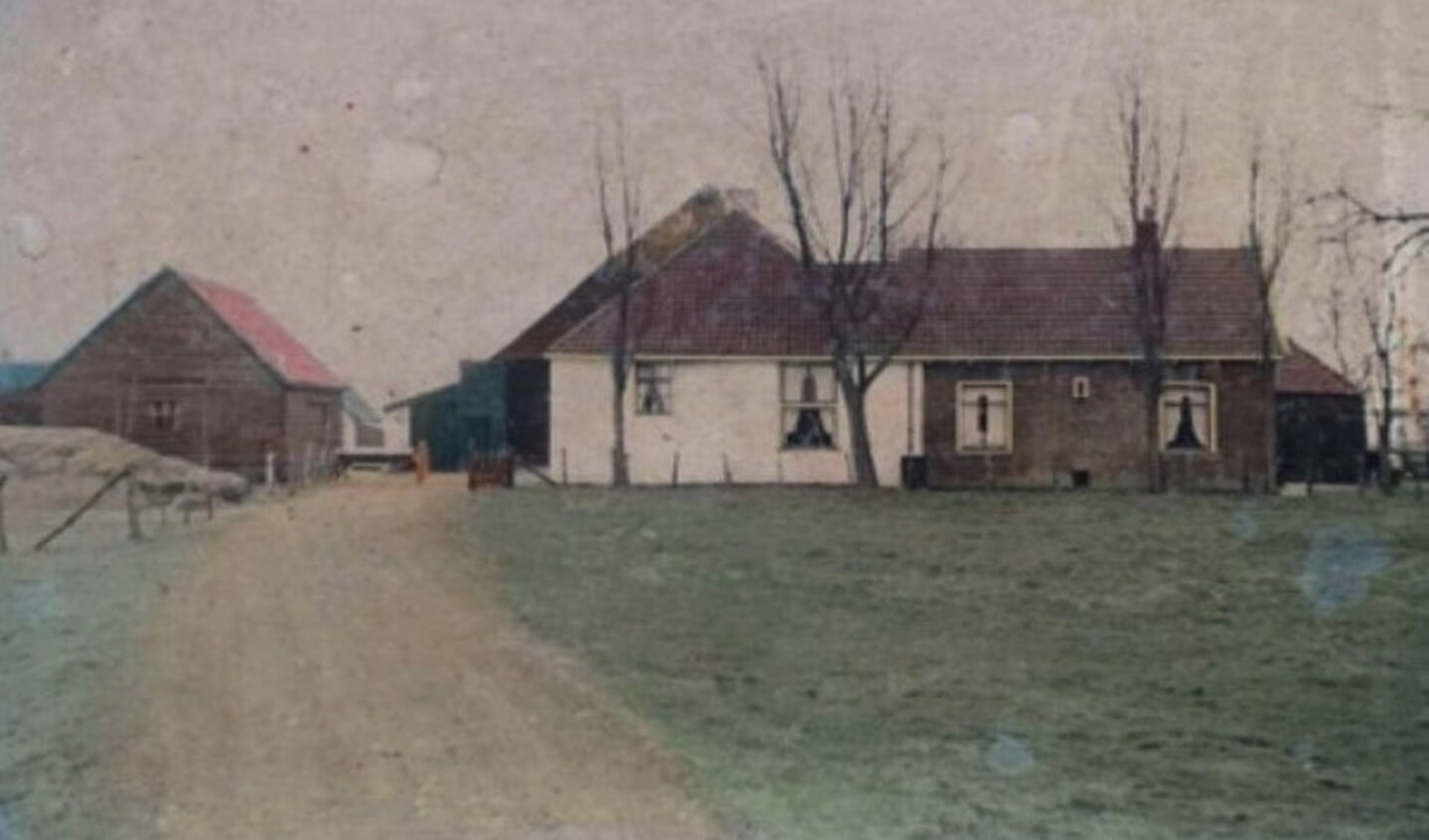 Boerderij Noord Akendam vroeger. De boerderij wordt weer in ere hersteld.