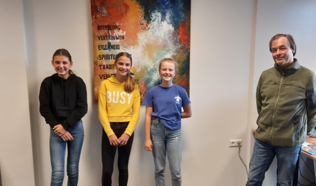 <p>Afdelingsleider Rob van Veen is trots op (vlnr) eersteklassers Noortje Krijter uit Heiloo, Tessa van Gent uit Egmond aan Zee en Jasmijn Tervoort uit Limmen.</p>
