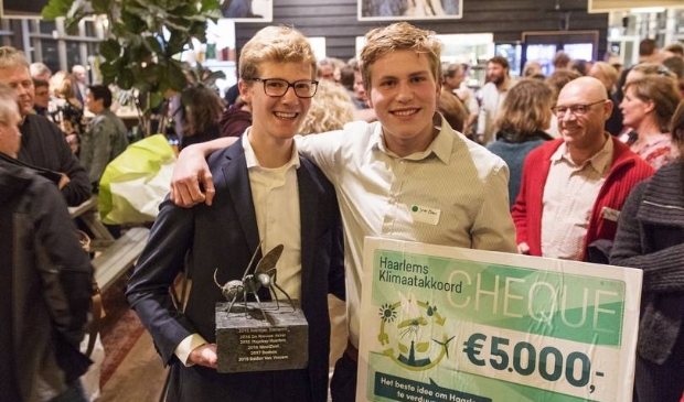 <p>Maarten Hulsman (links) en Jelle Brans (rechts) wonnen in 2019 het Initiatievencafé.</p>