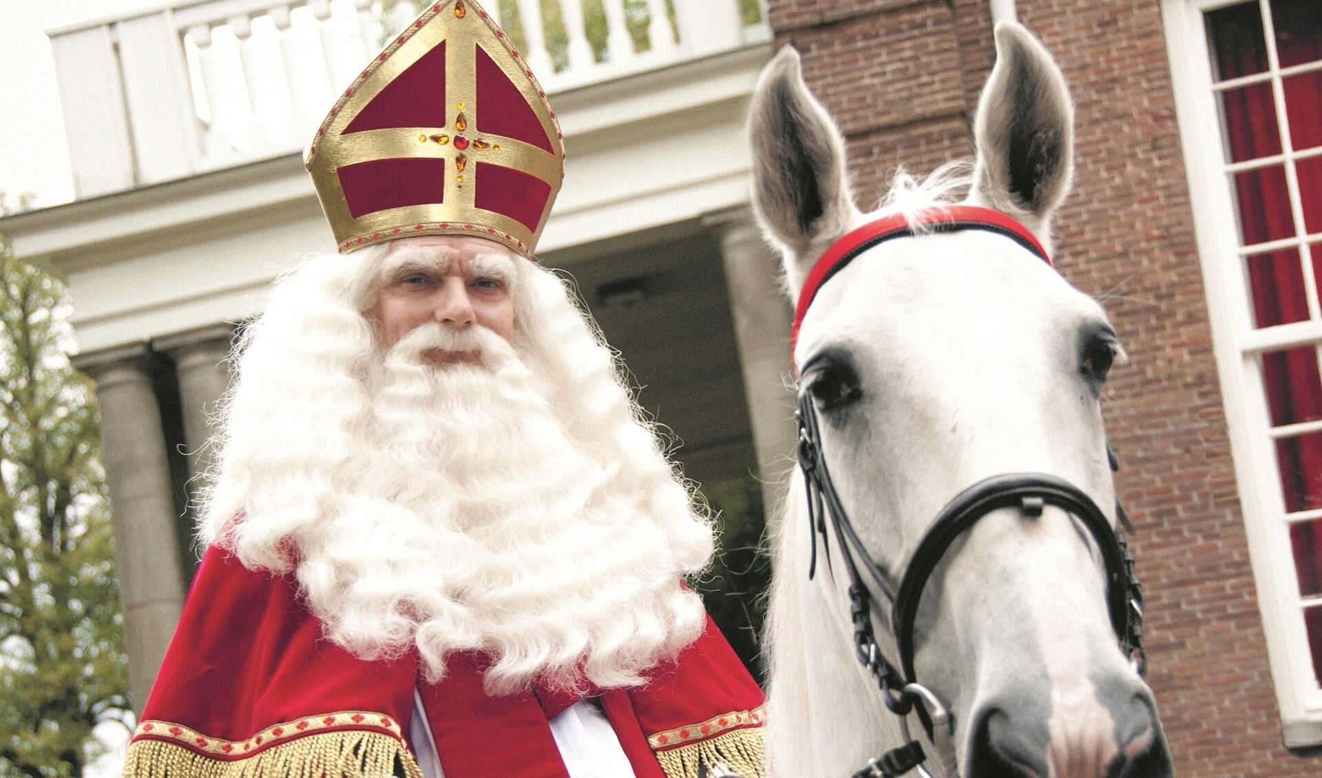 Sinterklaas heeft voet aan wal gezet in Amsterdam.