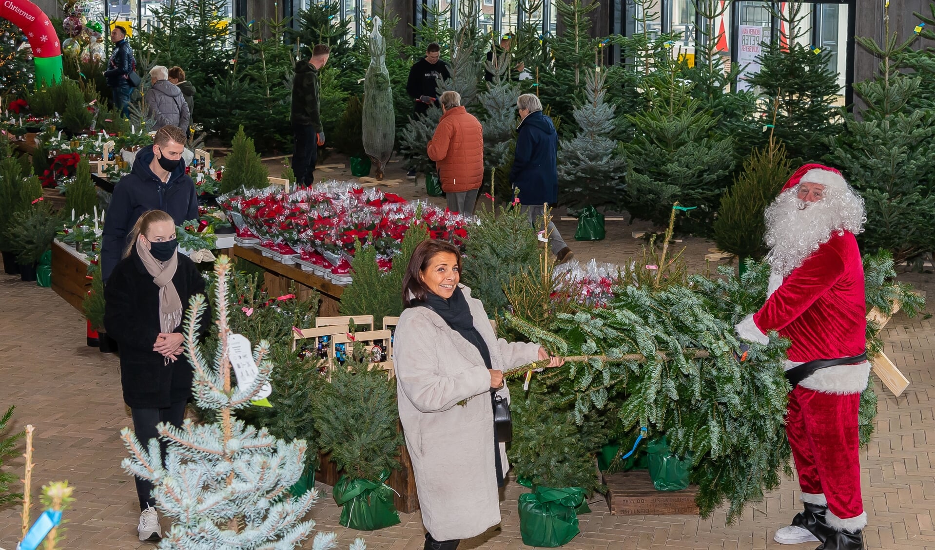 De sfeer zat er op de eerste dag goed in. Hoe lang de kerstmarkt blijft hangt af van de snelheid van de verkoop van kerstbomen. 