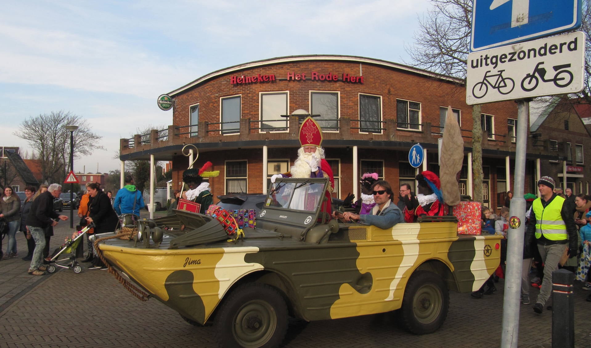 En dan eindelijk kwam Sinterklaas aan in Egmond aan denHoef.