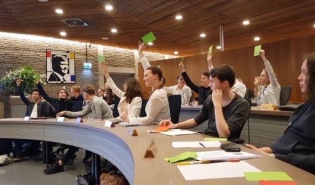 <p>De jongerendebatten in de raadszaal kunnen vanwege corona geen doorgang vinden.</p>