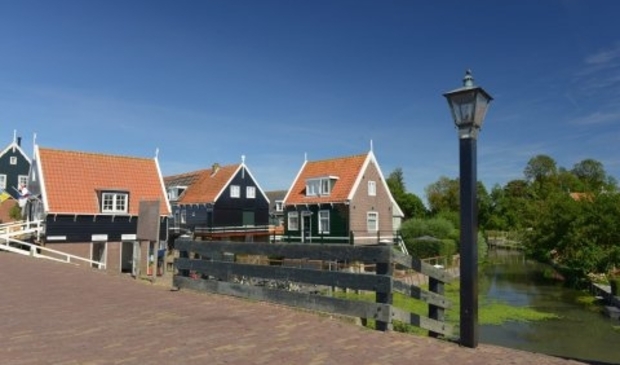 <p>Maak een melding als de straatverlichting overdag brandt. </p>