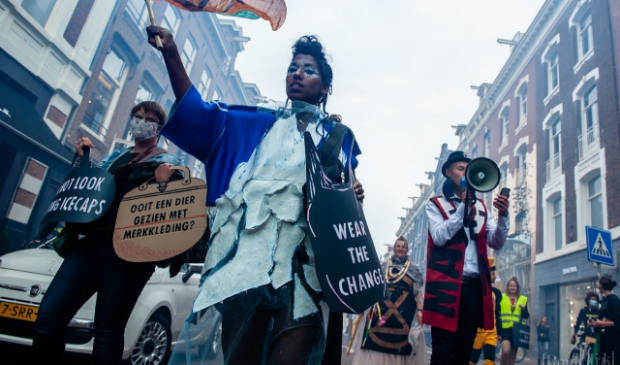 <p>Extinction Rebellion tijdens een actie in de PC Hooftstraat in Amsterdam. </p>