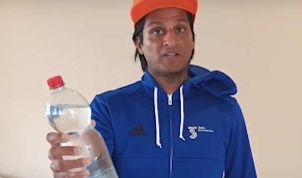 <p>Sirjit tijdens een van zijn beweegvideo's.</p>