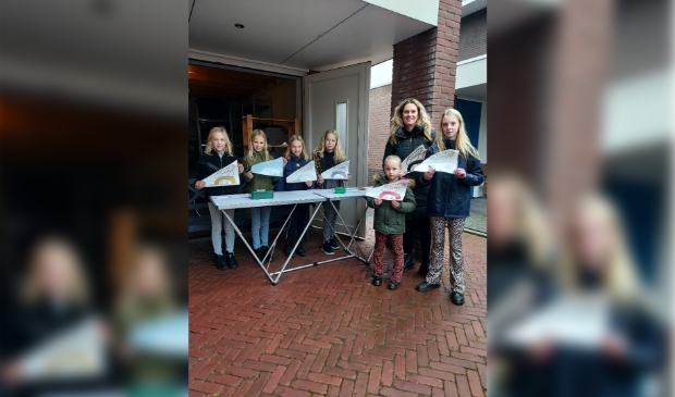 <p>Meiden van Handbalvereniging Schagen zijn dolenthousiast over de gluurpietjes.</p>