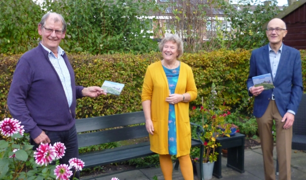 <p>Ina deelt de eerste exemplaren van Uitverdan uit aan Jan Smit, voorzitter van het Westfries Genootschap, en aan Jaap Meester, voorzitter van de stichting Creatief Westfries. </p>