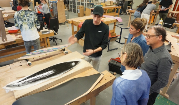 <p>Tijdens het tweede evaluatiemoment lieten de studenten van het Hout- en Meubileringscollege hun progressie zien aan de deelnemende bedrijven en ontvingen feedback van de designers van Forbo Flooring en GZ OfficeXperience.</p>