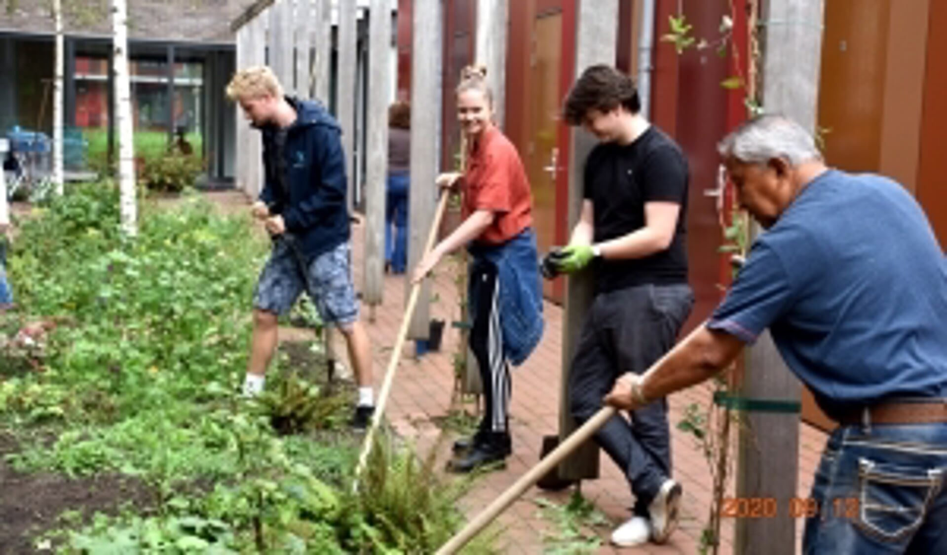 Naast tuinieren, hebben de studenten nog meer plannen om in de buurt te helpen, nu ze vooralsnog drie maanden langer mogen wonen in De Drie Hoven.