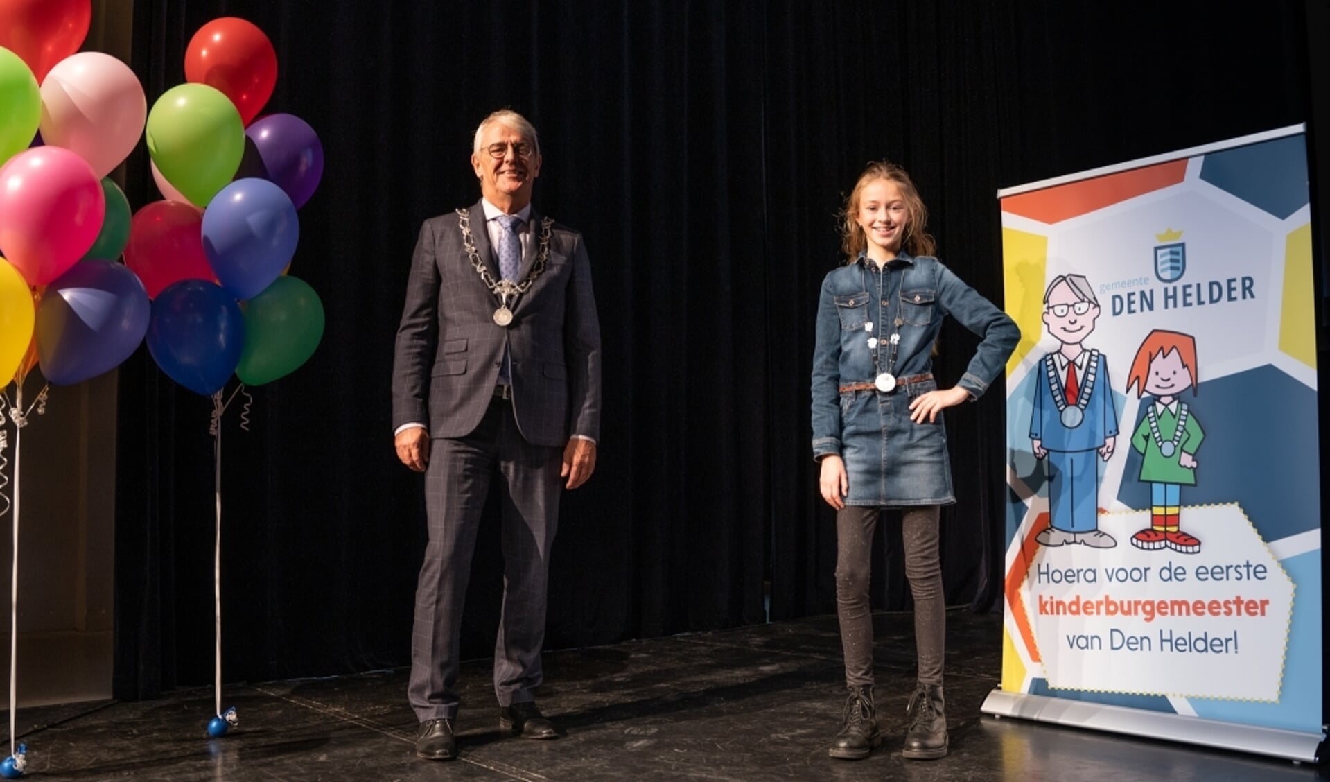 Burgemeester Jeroen Nobel met kinderburgemeester Lotte Mollema.