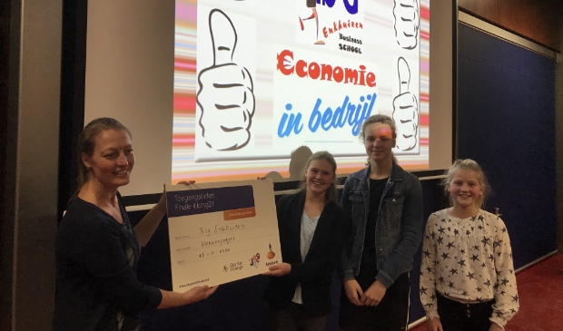 <p>Gelukkige winnaars doen mee aan Junior Ondernemers Game #Jong21.</p>