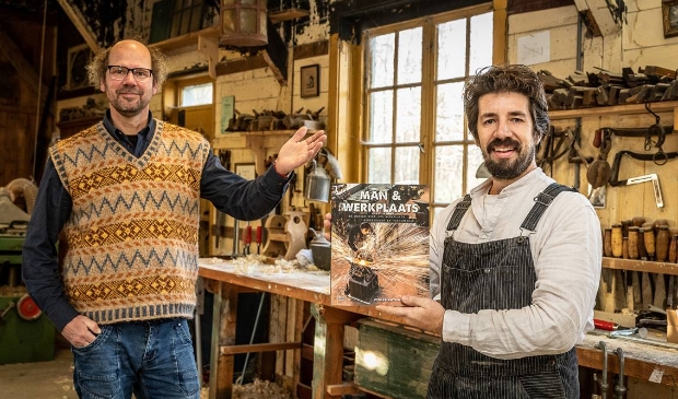 <p>Otto Kalkhoven (l) en Stefan Witteman die het exemplaar Man & Werkplaats in ontvangst neemt.</p>