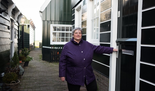 <p>Mevrouw Lobbrig-Zeeman is blij met de nieuwe verflaag van haar woning op Marken. </p>