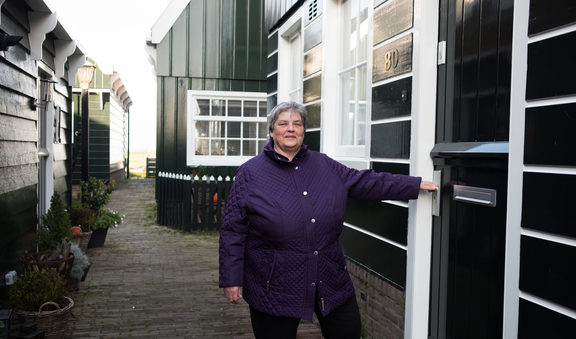 Mevrouw Lobbrig-Zeeman is blij met de nieuwe verflaag van haar woning op Marken. 