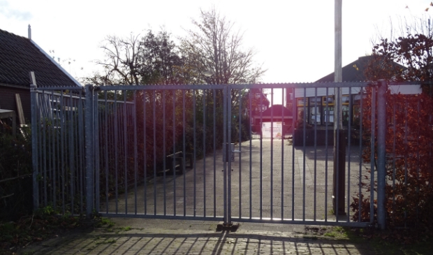 <p>Het hek van basisschool De Rietlanden op Marken blijft nog even gesloten. </p>
