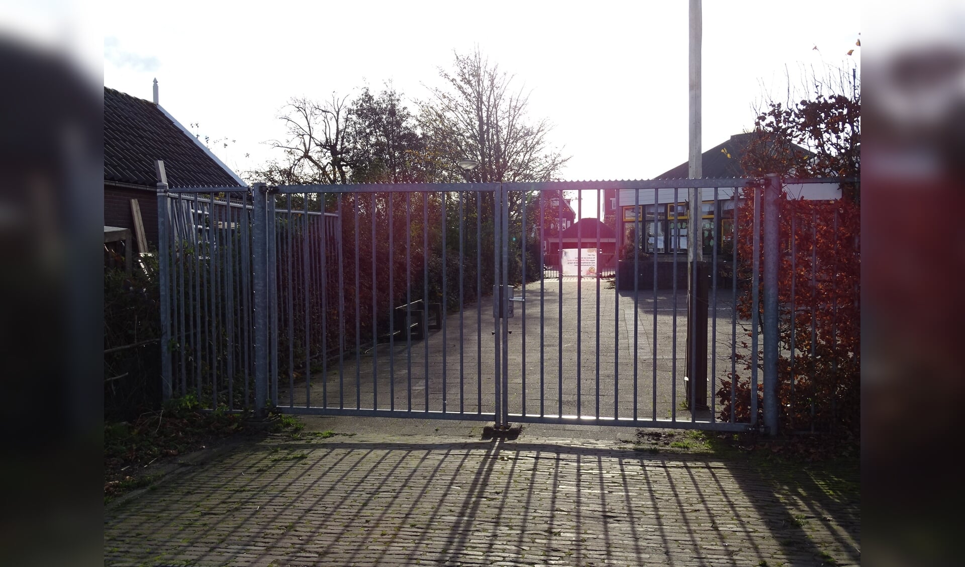 Het hek van basisschool De Rietlanden op Marken blijft nog even gesloten. 