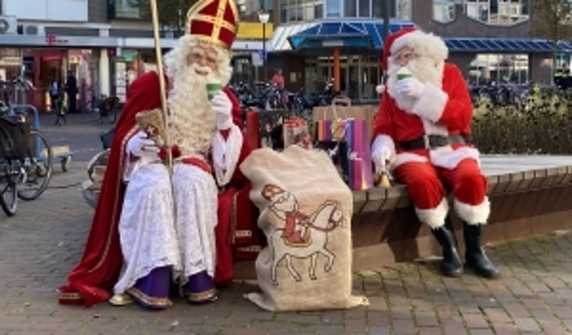 Sinterklaas en de Kerstman op het bankje in de Breestraat.