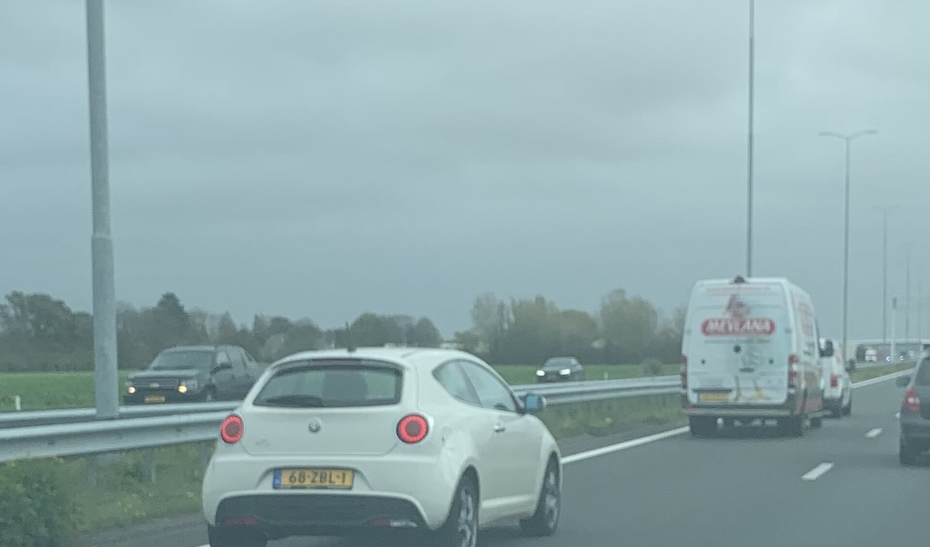 Bumperkleven en van de weg afdrukken op de A9 bij Uitgeest.