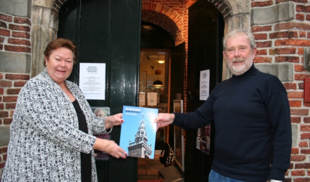 Yvonne Gras krijgt boek van Jos Koenen