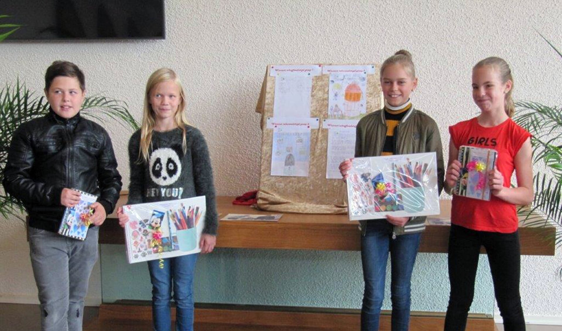 De winnaars van de vredesweek-wedstrijd voor de jeugd 2019 in Hoogkarspel.