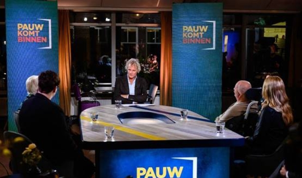 <p>Jeroen Pauw in gesprek in Lindendael met op de achtergrond de Koepoortsweg.</p>