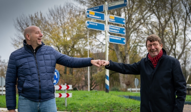 <p>Een boks op anderhalve meter. Piet Hein (rechts) heeft alle vertrouwen in zijn opvolger.</p>