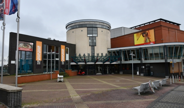 Er zit weer leven in het Zaantheater! Laten we onze cultuurtempel steunen en de voorstellingen bezoeken.