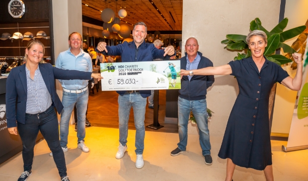 De cheque met de opbrengst van het HDI Charity Golftoernooi wordt ook op gepaste afstand met enthousiasme ontvangen.