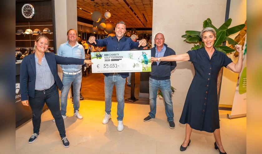 De cheque met de opbrengst van het HDI Charity Golftoernooi wordt ook op gepaste afstand met enthousiasme ontvangen.