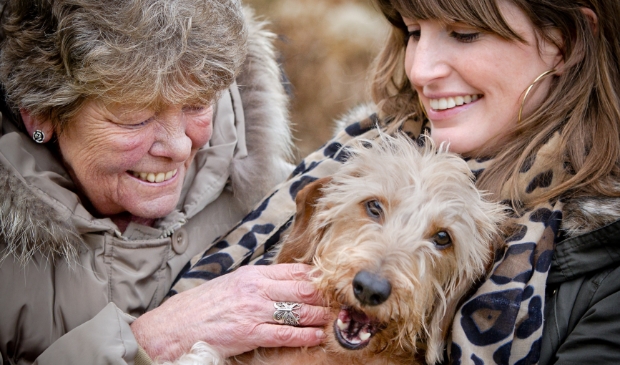 <p>Sonja Huisman (l) is de oppas van het hondje Buffel van Sofia Brouwer (r). </p>